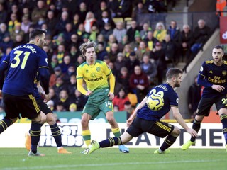 Arsenal nevyhral ani proti Norwichu, futbalisti United stratili body s Aston Villou