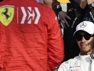 Hamilton nevylúčil možný odchod z Mercedesu. Nahradí Vettela?