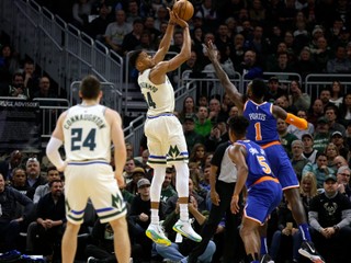 Giannis Antetounmpo v zakončení na kôš Knicks.