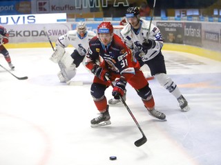 Na snímke zľava Allan McPherson (Zvolen) a Petr Ulrych (Poprad) počas zápasu 28. kola hokejovej Tipsport Ligy HKM Zvolen - HK Poprad.