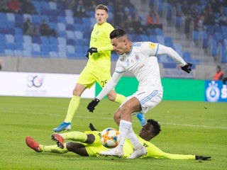 Moha (Slovan) a Benson Anang (dole) počas osemfinálového zápasu Slovnaft Cupu ŠK Slovan Bratislava - MŠK Žilina.