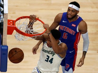 Giannis Antetokounmpo zakončuje do koša Detroitu.