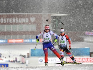 Paulína Fialková a za ňou Rakúšanka Katharina Innerhoperová v priebehu pretekov zmiešaných štafiet v rámci 1. kola Svetového pohára v Östersunde.