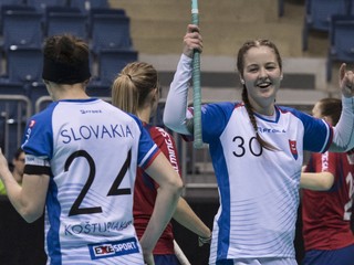 Vpravo Paulína Hudáková (Slovensko) sa raduje po strelení piateho gólu, vľavo spoluhráčka Lucia Košturiaková počas stretnutia o 5. - 8. miesto na MS vo florbale Slovensko - Nórsko 8. decembra 2017 v Bratislave.