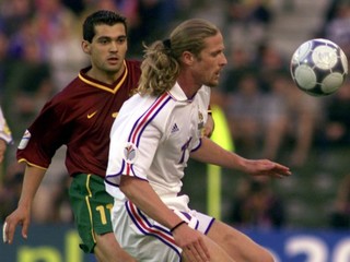 Emmanuel Petit v zápase Francúzsko - Portugalsko na Majstrovstvách Európy 2000.
