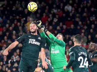 Martin Dúbravka (v strede) počas zápasu proti Sheffieldu.