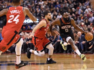 James Harden (vpravo) počas zápasu základnej časti NBA 2019/2020 Toronto Raptors - Houston Rockets.