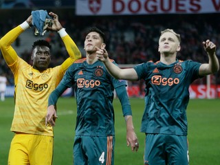 Donny van de Beek (vpravo).