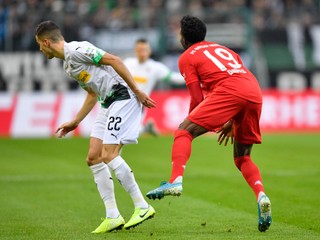 Lászlo Bénes (vľavo) a Alphonso Davies v súboji v zápase 14. kola Bundesligy 2019/2020 Borussia Mönchengladbach - Bayern Mníchov.