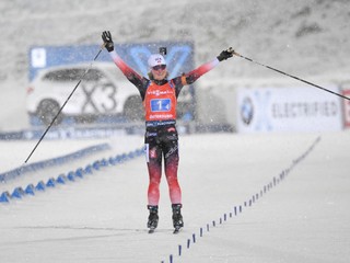 Nórka Marte Olsbu Roiselandová v cieli prvých štafetových pretekov novej sezóny Svetového pohára v biatlone vo švédskom Östersunde.