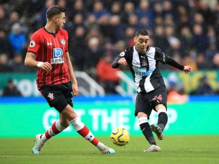 Miguel Almirón (vpravo) a jeho strelecký pokus v zápase Premier League 2019/2020 Newcastle United - FC Southampton.