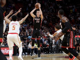 Duncan Robinson strieľa na kôš v zápase NBA 2019/2020 Miami Heat - Atlanta Hawks.