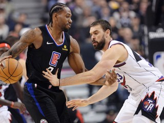 Kawhi Leonard (vľavo) a Marc Gasol v zápase základnej časti NBA 2019/2020 Toronto Raptors - Los Angeles Clippers.