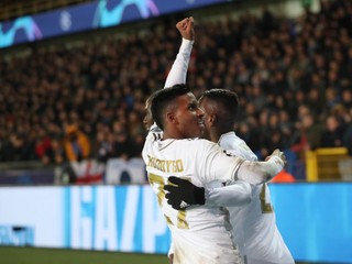 Rodrygo (vľavo) oslavuje gól v zápase Ligy majstrov 2019/2020 FC Bruggy - Real Madrid.