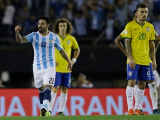Ezequiel Lavezzi (vľavo) v drese argentínskej reprezentácie.