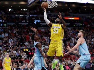 Lebron James pri zakončení.