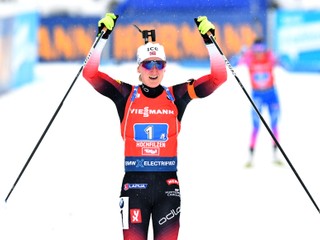 Nórka Marte Olsbuová Röiselandová sa teší po triumfe v sobotňajšej štafete žien na 4x6 km Svetového pohára v rakúskom Hochfilzene.