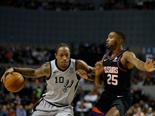 DeMar DeRozan (vľavo) a Mikal Bridges v zápase základnej čast NBA 2019/2020 Phoenix Suns - San Antonio Spurs.
