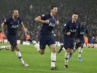 Jan Vertonghen (uprostred) oslavuje víťazný gól v zápase Premier League 2019/2020 Wolverhampton Wanderers - Tottenham Hotspur.