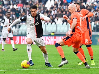 Cristiano Ronaldo (vľavo) v zápase Serie A 2019/2020 Juventus Turín - Udinese Calcio.