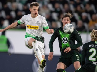 Matthias Ginter (vľavo) a Wout Weghorst v zápase Bundesligy 2019/2020 VfL Wolfsburg - Borussia Mönchengladbach.