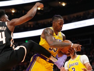 Dwight Howard z Los Angeles Lakers doskakuje pred súperom Brunom Fernandom z Atlanty.