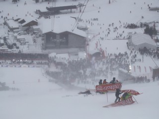 Silný vietor vo Val d'Isere znemožnil organizátorom uskutočniť naplánovaný program.