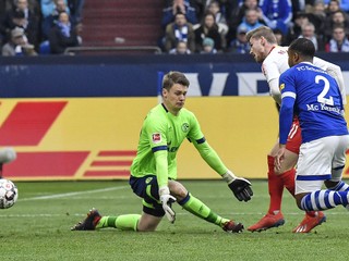 Brankár Schalke dostal za likvidačný zákrok na hráča dištanc a pokutu
