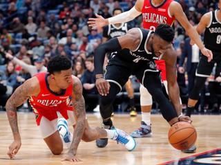 David Nwaba (vpravo) z Brooklynu Nets v súboji o loptu s Nickeilom Alexander-Walkerom z New Orleans Pelicans v zápase základnej časti NBA 2019/2020.