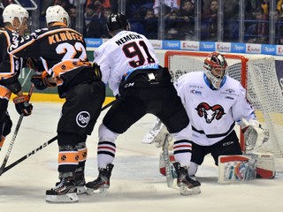 Zľava hráč HC Košice Branislav Rapáč a Pavel Klhůfek a hráči HC 05 iClinic Banská Bystrica Martin Nemčík a brankár Tyler Beskorowany v zápase 31. kola Tipsport Ligy HC Košice – HC 05 iClinic Banská Bystrica.
