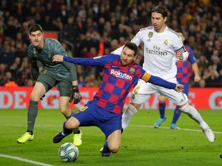 Lionela Messiho bráni Sergio Ramos, súboj sleduje brankár Realu Thibaut Courtois.