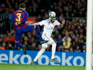 Hlavičkový pokus Karima Benzemu, ktorého bráni Gerard Piqué.