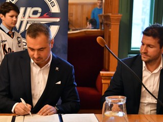 Zástupcovia HC Košice Norbert Koch a Tomáš Kuriatnik počas podpisu dohody.