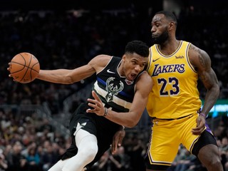 Giannis Antetokounmpo v súboji s LeBronom Jamesom. 