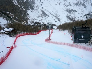 Prázdna trať zjazdu vo francúzskom stredisku Val D'Isere.