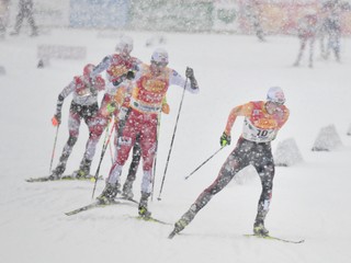 inzenz Geiger (vpravo) počas pretekov Svetového pohára v severskej kombinácii v rakúskom Ramsau am Dachstein.