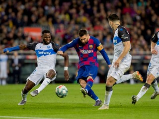 Lionel Messi (uprostred) a jeho strelecký pokus v zápase proti Deportivo Alaves.