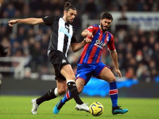 Andy Carroll (vľavo) z Newcastlu United v súboji s Jamesom Tomkinsom z Crystal Palace.