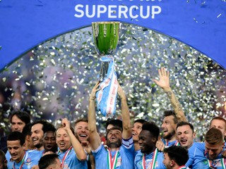 Radosť hráčov Lazia Rím po zisku Talianskeho Superpohára 2019.