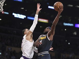 Paul Millsap (vpravo) z Denveru Nuggets a Kyle Kuzma z Lakers.