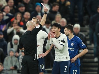 Son Heung-min (druhý sprava) dostáva červenú kartu v zápase s Chelsea.