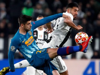 Emre Can (vpravo) a Alvaro Morata v súboji.