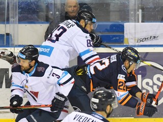 Vľavo Martin Štajnoch, uprostred Šimon Petráš, vpravo David Klhůfek v zápase 34. kola Tipsport Ligy  HC Košice - HC Slovan Bratislava.