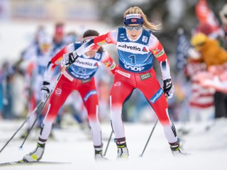 Nórske bežkyne na lyžiach Therese Johaugová (vpredu) a Heidi Wengová  v úvodnej etape Tour de Ski.