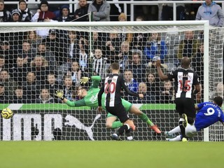 Dúbravka dostal dva góly, Newcastle podľahol Evertonu