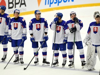 Slovenskí hokejisti do 20 rokov po prehre s Fínskom.