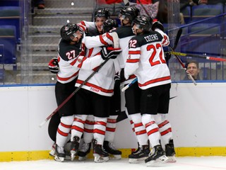 Hokejisti Kanady oslavujú víťazstvo nad Nemeckom na MS v hokeji do 20 rokov 2020.