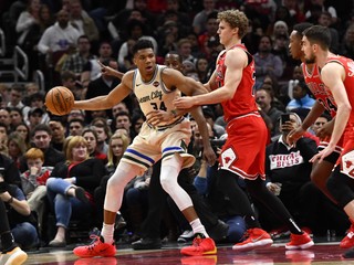 Giannis Antetokounmpo (34) z Milwaukee Bucks a hráči Chicaga Bulls Lauri Markkanen (24), Wendell Carter Jr. (34) počas zápasu NBA.