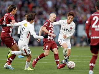 Andrés Iniesta v drese Vissel Kobe vo finále japonského Cisárskeho pohára.