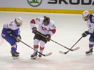 Kristína Slováková (vľavo), Ladina Staubová (v strede) a Nikola Nemčeková v zápase Slovensko - Švajčiarsko na MS v hokeji žien do 18 rokov 2020.